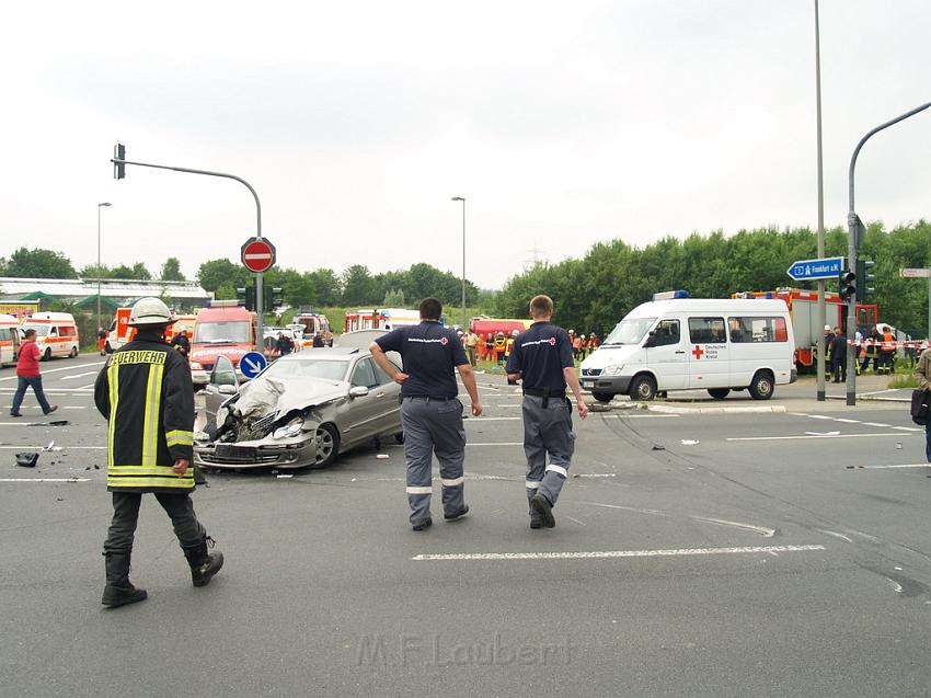 Schwerer Unfall mit Reisebus Lohmar Donrather Dreieck P335.JPG